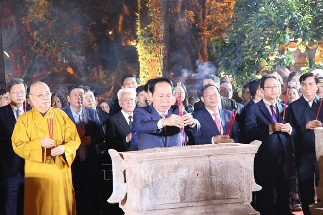 Ông Lê Tiến Châu, Uỷ viên Trung ương Đảng, Bí thư Thành uỷ, Trưởng đoàn Đại biểu Quốc hội thành phố Hải Phòng dâng hương. Ảnh: Mạnh Minh - TTXVN