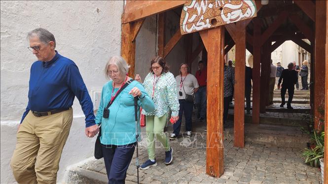 Đoàn du khách quốc tế tới thăm khu phố. Ảnh: Mạnh Hùng – P/v TTXVN tại Algeria