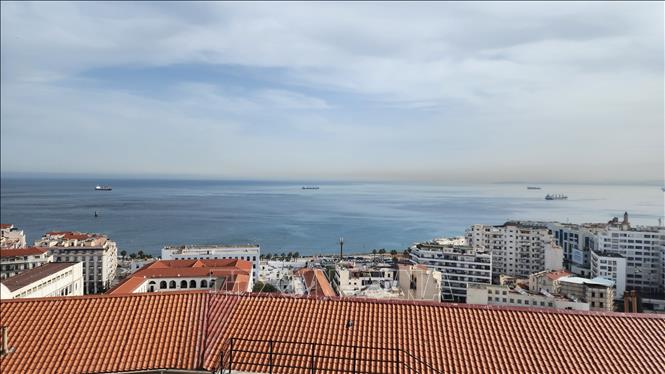 Khu phố nhìn xuống Địa Trung Hải. Ảnh: Mạnh Hùng – P/v TTXVN tại Algeria