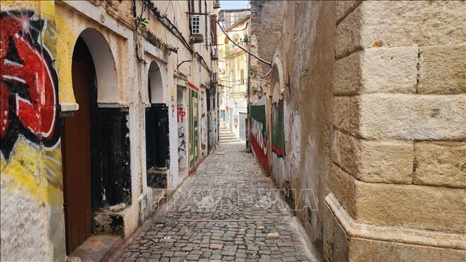 Những con hẻm hẹp, dốc và ngoằn ngoèo trong khu phố cổ. Ảnh: Mạnh Hùng – P/v TTXVN tại Algeria