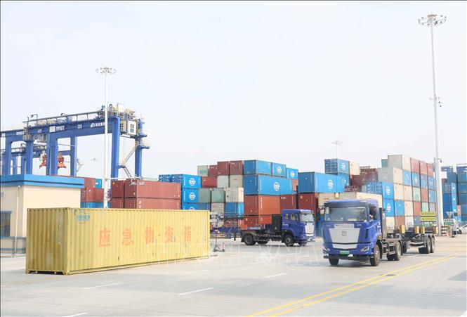 Hoạt động logistics tại cảng Dương Phố, tỉnh Hải Nam (Trung Quốc). Ảnh: Công Tuyên-PV TTXVN tại Trung Quốc
