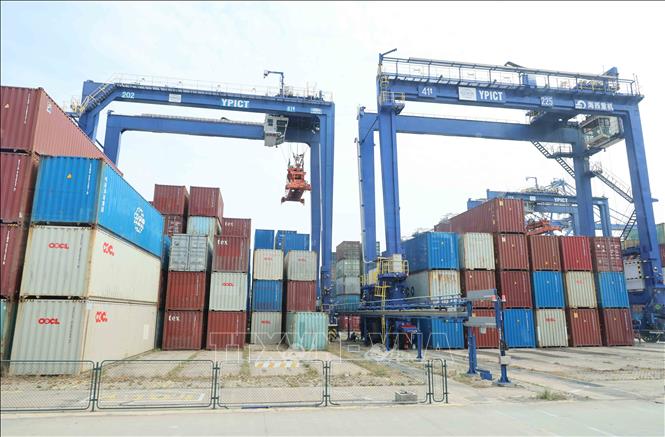 Hoạt động xuất nhập khẩu tại cảng Dương Phố, tỉnh Hải Nam (Trung Quốc). Ảnh: Công Tuyên-PV TTXVN tại Trung Quốc