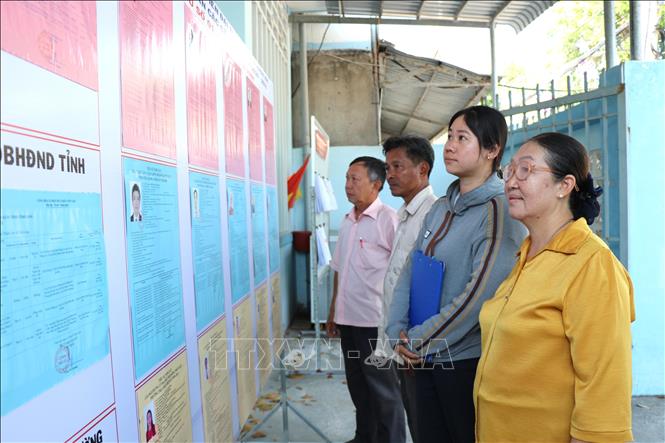 Danh sách ứng cử viên đại biểu Quốc hội và đại biểu HĐND được niêm yết công khai tại Trụ sở Ban Nhân dân khóm 1. Ảnh: Thanh Hòa- TTXVN