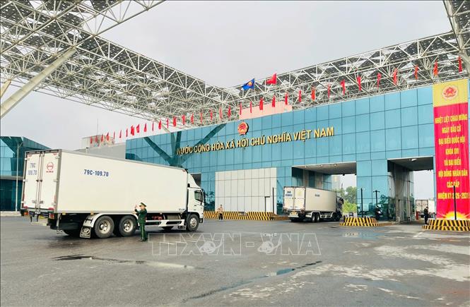 Các xe hàng nối đuôi nhau thông quan qua cầu Bắc Luân II, Cửa khẩu quốc tế Móng Cái. Ảnh: Thanh Vân-TTXVN 