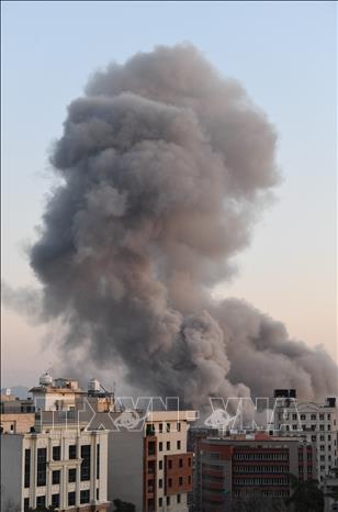 Khói lửa bốc lên trong một vụ nổ sau đợt không kích nhằm vào Tehran, Iran ngày 6/3/2026. Ảnh: THX/TTXVN
