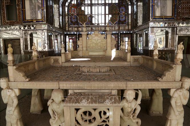 Cảnh hư hại trong cung điện Golestan ở Tehran sau cuộc không kích của lực lượng Mỹ và Israel nhằm vào Iran ngày 3/3/2026. Cung điện Golestan đã được Tổ chức UNESCO công nhận là di sản thế giới. Ảnh: THX/TTXVN