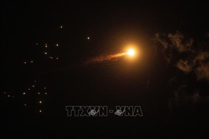 Mảnh vỡ tên lửa rơi xuống sau khi bị hệ thống phòng không của Israel đánh chặn trên bầu trời thành phố Tel Aviv, Israel ngày 1/3/2026. Ảnh: THX/TTXVN