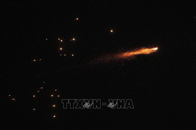 Mảnh vỡ tên lửa rơi xuống sau khi bị hệ thống phòng không của Israel đánh chặn trên bầu trời thành phố Tel Aviv, Israel ngày 1/3/2026. Ảnh: THX/TTXVN