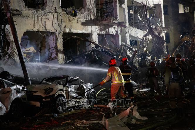 Lực lượng an ninh và cứu hộ Israel làm nhiệm vụ tại hiện trường đổ nát do trúng tên lửa phóng từ Iran tại Tel Aviv, Israel tối 1/3/2026. Ảnh: THX/TTXVN