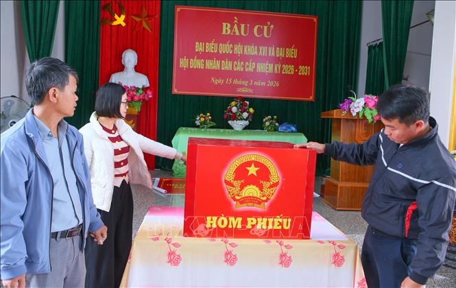 Tổ bầu cử số 7, xã Giao Ninh chuẩn bị hòm phiếu, sẵn sàng cho ngày bầu cử. Ảnh: Công Luật - TTXVN