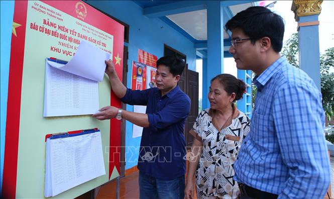Tổ bầu cử số 2, phường Thành Nam rà soát lại danh sách cử tri tham gia bỏ phiếu. Ảnh: Công Luật - TTXVN