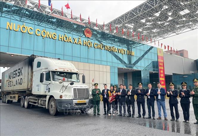 The northern province of Quang Ninh conducts pilot normal customs clearance on weekends at the Bac Luan II Bridge area of the Mong Cai International Border Gate starting March 7. Photo: Thanh Van - VNA