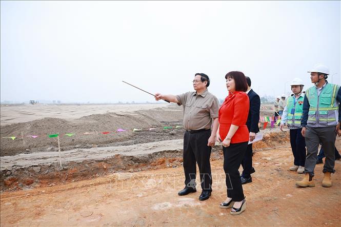 Thủ tướng Phạm Minh Chính kiểm tra tiến độ thi công khu tái định cư Dự án Cảng hàng không quốc tế Gia Bình. Ảnh: Dương Giang-TTXVN
