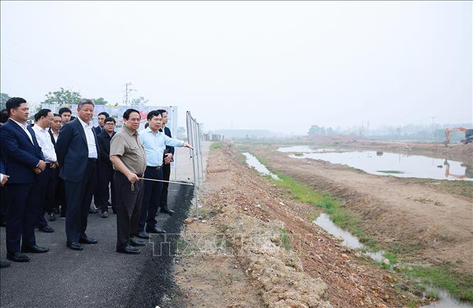 Thủ tướng Phạm Minh Chính kiểm tra dự án Đầu tư xây dựng đường Vành đai 4 Vùng Thủ đô Hà Nội (đoạn qua địa phận tỉnh Bắc Ninh). Ảnh: Dương Giang-TTXVN  