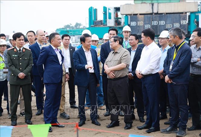 Thủ tướng Phạm Minh Chính kiểm tra thi công đài kiểm soát không lưu Dự án Cảng hàng không quốc tế Gia Bình. Ảnh: Dương Giang-TTXVN
