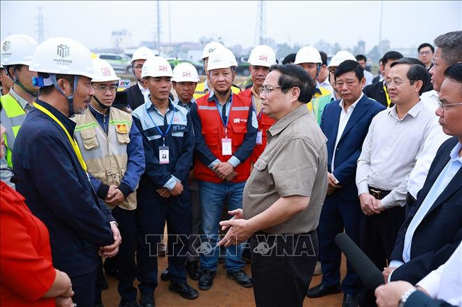 Thủ tướng Phạm Minh Chính giao nhiệm vụ cho các đơn vị thi công khu tái định cư Dự án Cảng hàng không quốc tế Gia Bình. Ảnh: Dương Giang-TTXVN 
