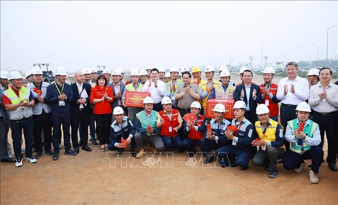 Thủ tướng Phạm Minh Chính tặng quà các đơn vị thi công khu tái định cư Dự án Cảng hàng không quốc tế Gia Bình. Ảnh: Dương Giang-TTXVN 
