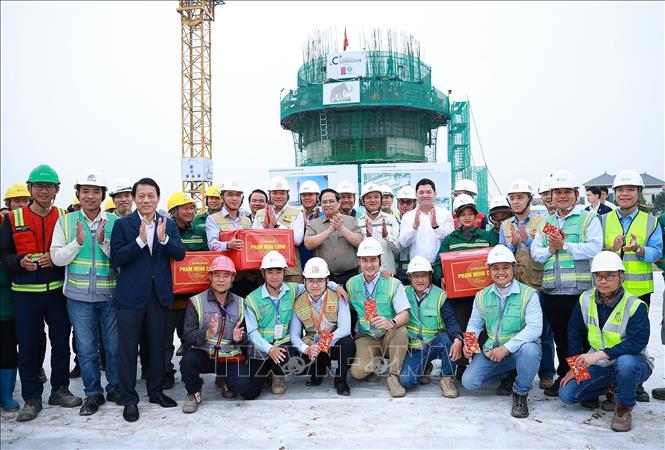 Thủ tướng Phạm Minh Chính tặng quà cho các đơn vị thi công Dự án Cảng hàng không quốc tế Gia Bình. Ảnh: Dương Giang-TTXVN