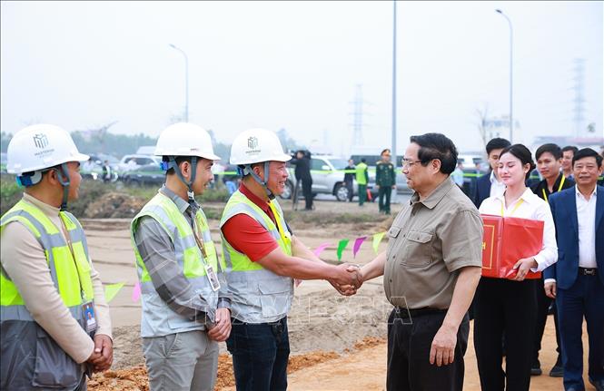 Thủ tướng Phạm Minh Chính động viên các đơn vị thi công khu tái định cư Dự án Cảng hàng không quốc tế Gia Bình. Ảnh: Dương Giang-TTXVN 
