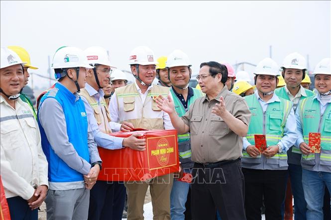 Thủ tướng Phạm Minh Chính động viên, giao nhiệm vụ cho các đơn vị thi công Dự án Cảng hàng không quốc tế Gia Bình. Ảnh: Dương Giang-TTXVN