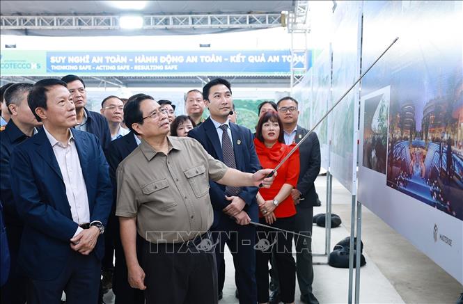 Thủ tướng Phạm Minh Chính kiểm tra tiến độ thi công Dự án Cảng hàng không quốc tế Gia Bình. Ảnh: Dương Giang-TTXVN