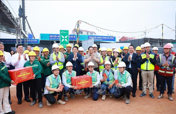 Thủ tướng Phạm Minh Chính tặng quà cho các đơn vị thi công nhà ga Dự án Cảng hàng không quốc tế Gia Bình. Ảnh: Dương Giang-TTXVN
