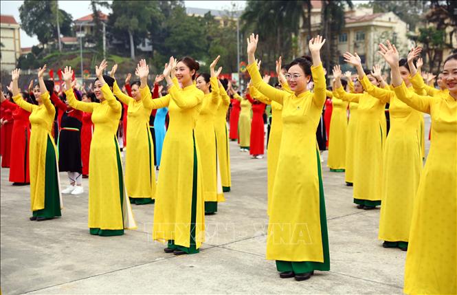 Hội viên phụ nữ tỉnh Tuyên Quang trình diễn áo dài tại Ngày hội Áo dài và Liên hoan dân vũ. Ảnh: Quang Cường –TTXVN.