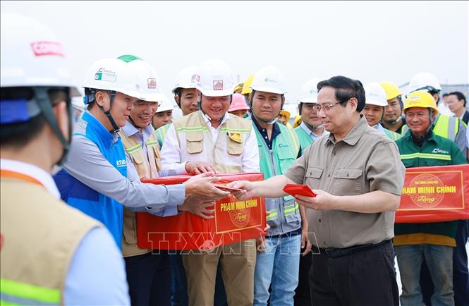 Thủ tướng Phạm Minh Chính động viên các đơn vị thi công Dự án Cảng hàng không quốc tế Gia Bình. Ảnh: Dương Giang-TTXVN