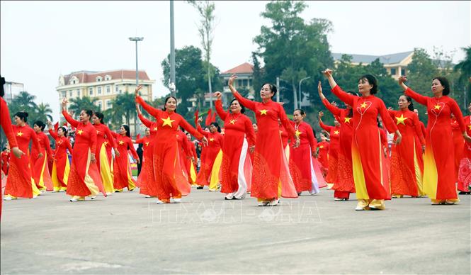 Hội viên phụ nữ tỉnh Tuyên Quang trình diễn áo dài tại Ngày hội Áo dài và Liên hoan dân vũ. Ảnh: Quang Cường –TTXVN.