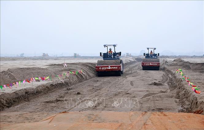 Các đơn vị thi công khu tái định cư Dự án Cảng hàng không quốc tế Gia Bình. Ảnh: Dương Giang-TTXVN
