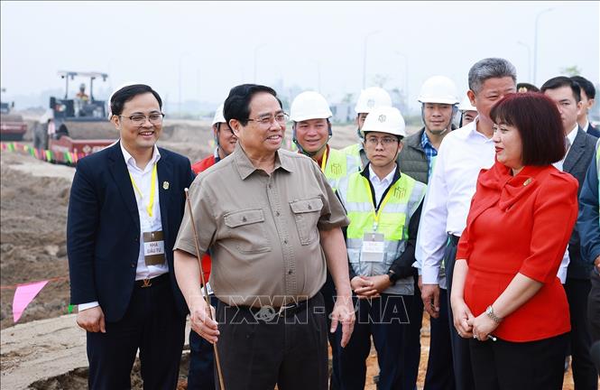 Thủ tướng Phạm Minh Chính kiểm tra tiến độ thi công khu tái định cư Dự án Cảng hàng không quốc tế Gia Bình. Ảnh: Dương Giang-TTXVN
