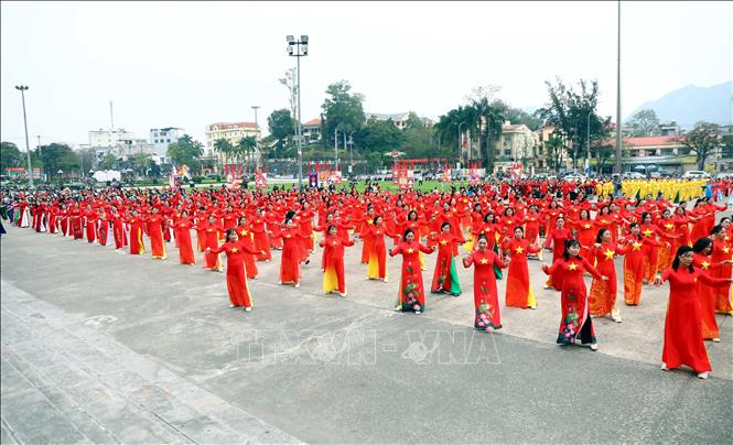 Hội viên phụ nữ tỉnh Tuyên Quang trình diễn áo dài tại Ngày hội Áo dài và Liên hoan dân vũ. Ảnh: Quang Cường –TTXVN.