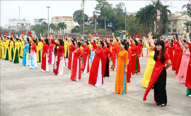 Hội viên phụ nữ tỉnh Tuyên Quang trình diễn áo dài tại Ngày hội Áo dài và Liên hoan dân vũ. Ảnh: Quang Cường –TTXVN.