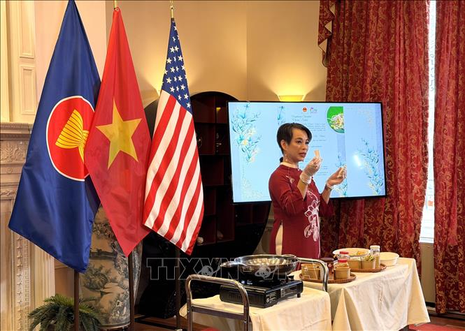 Đầu bếp Anna Lê, nhà sáng lập thương hiệu ẩm thực Ahna Gourmet, giới thiệu kỹ thuật chế biến món chay Việt Nam. Ảnh: Ngọc Quang-PV TTXVN tại Mỹ
