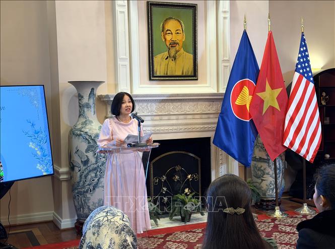 Phu nhân Đại sứ Việt Nam tại Mỹ, bà Trần Thị Bích Vân, phát biểu chào mừng. Ảnh: Ngọc Quang-PV TTXVN tại Mỹ