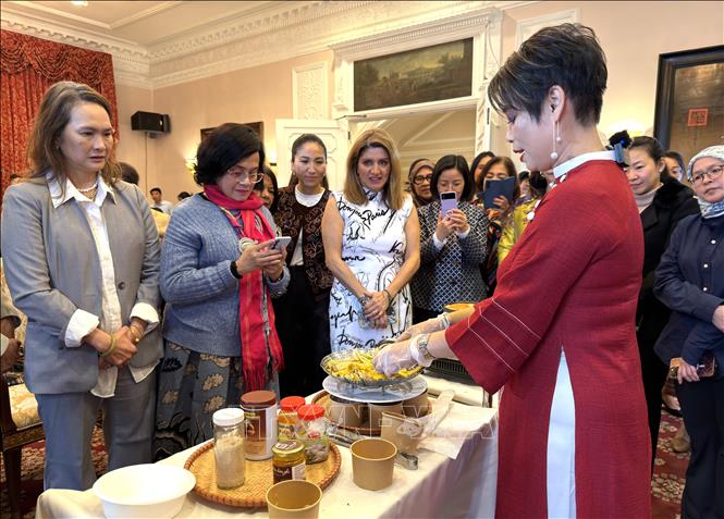 Khách mời sử dụng điện thoại lưu lại cách chế biến món chay Việt Nam dưới sự hướng dẫn của đầu bếp Anna Lê. Ảnh: Ngọc Quang-PV TTXVN tại Mỹ