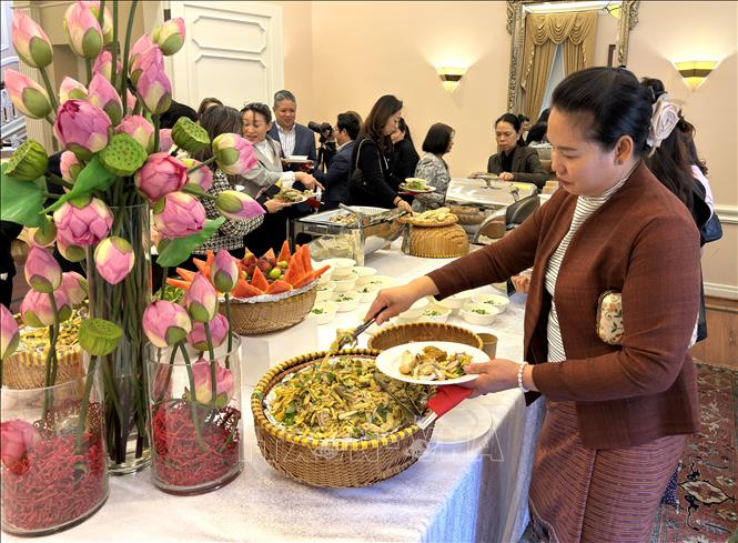 Khách mời thưởng thức các món chay Việt Nam được trình bày đẹp mắt tại sự kiện. Ảnh: Ngọc Quang-PV TTXVN tại Mỹ