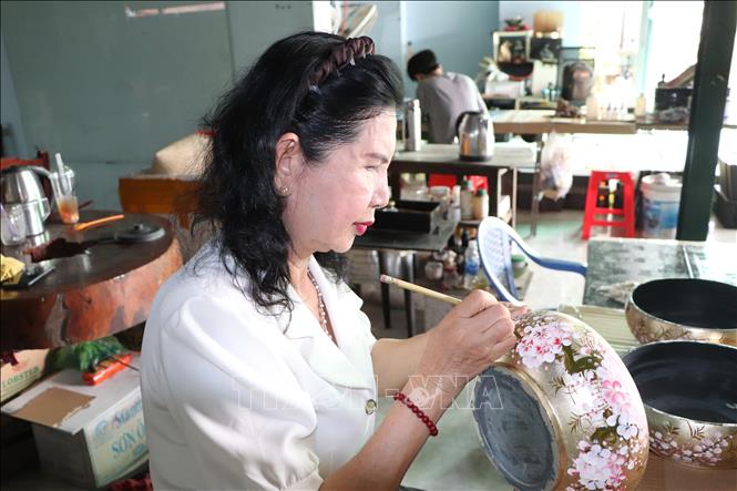 Bà Lê Mộng Thắm chủ cơ sở sơn mài Thanh Bình Lê (phường Chánh Hiệp, Thành phố Hồ Chí Minh) vẫn bền bỉ theo đuổi nghề truyền thống đã gắn bó hơn bốn thập kỷ. Ảnh: Huyền Trang - TTXVN 