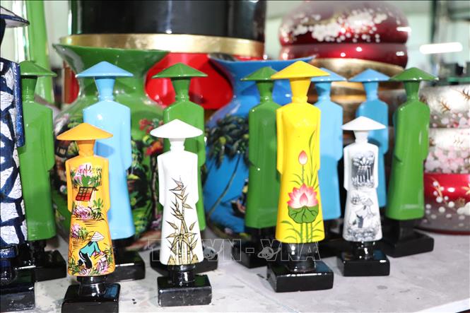 Các sản phẩm sơn mài Tương Bình Hiệp (phường Chánh Hiệp, Thành phố Hồ Chí Minh). Ảnh: Huyền Trang - TTXVN 