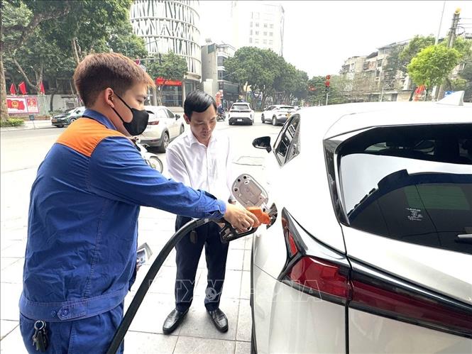 Hoạt động kinh doanh xăng dầu vẫn diễn ra ổn định sáng ngày 7/3/2026 tại cửa hàng xăng dầu số 04 trên Phố Trần Hưng Đạo. Ảnh: Quốc Lũy - TTXVN