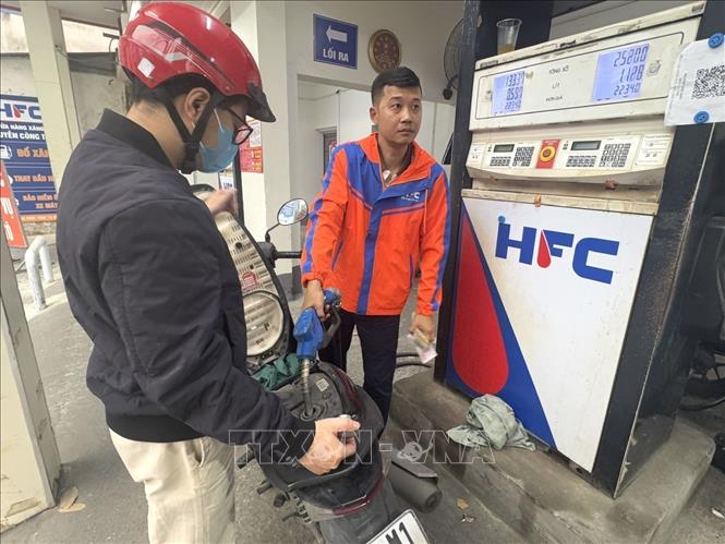 Hoạt động kinh doanh xăng dầu vẫn diễn ra ổn đinh sáng ngày 7/3/2026 tại cửa hàng xăng dầu trên phố Nguyễn Công Trứ. Ảnh: Quốc Lũy - TTXVNẢnh: Quốc Lũy - TTXVN