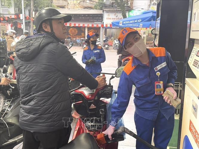 Hoạt động kinh doanh xăng dầu vẫn diễn ra ổn đinh sáng ngày 7/3/2026 tại cửa hàng xăng dầu số 04 trên Phố Trần Hưng Đạo. Ảnh: Quốc Lũy - TTXVN