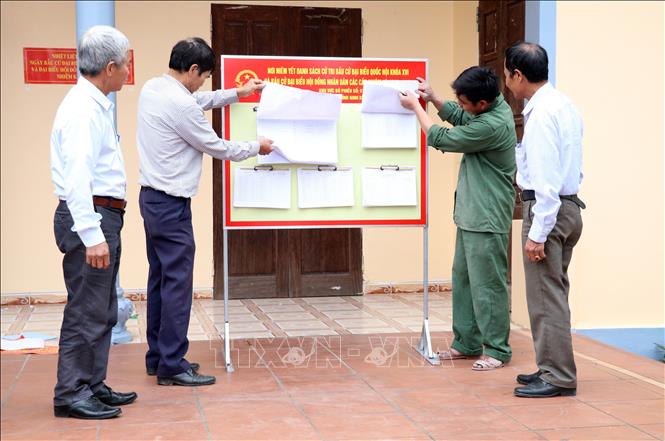 Kiểm tra, rà soát danh sách cử tri tại khu vực bỏ phiếu số 1, xã Xuân Hồng, tỉnh Ninh Bình. Ảnh: Thùy Dung - TTXVN