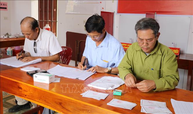 Thành viên Tổ bầu cử chuẩn bị phiếu cử tri tại Khu vực bỏ phiếu số 11, xã Khánh Hội, tỉnh Ninh Bình. Ảnh: Thùy Dung - TTXVN