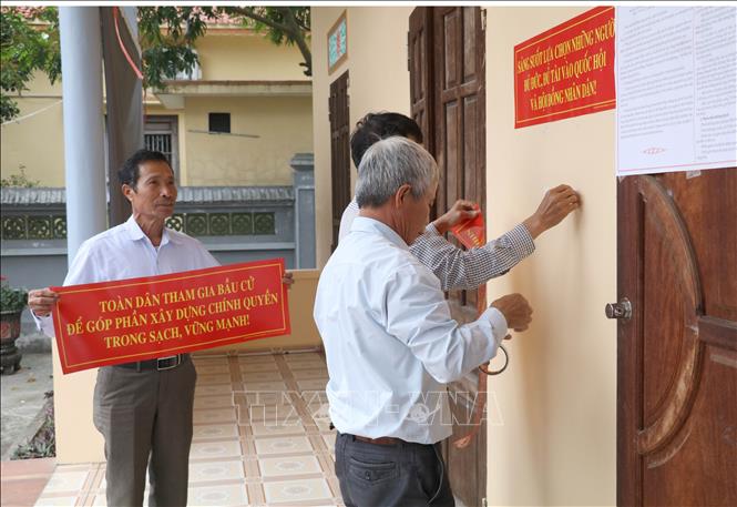 Tích cực gắn khẩu hiệu tuyên truyền bầu cử đại biểu Quốc hội khóa XVI và đại biểu HĐND các cấp nhiệm kỳ 2026-2031 góp phần tạo không khí phấn khởi, trang trọng tại khu vực bỏ phiếu số 1, xã Xuân Hồng, tỉnh Ninh Bình. Ảnh: Thùy Dung - TTXVN