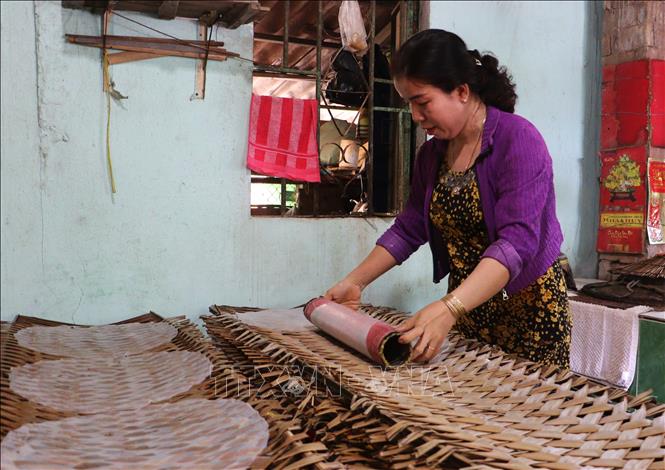 Chị Trần Thị Thanh Tuyền (xã Lục Sỹ Thành, tỉnh Vĩnh Long) sử dụng nguồn vốn vay từ Ngân hàng Chính sách xã hội để mở rộng  quy mô sản xuất. Ảnh: Lê Thúy Hằng - TTXVN. 