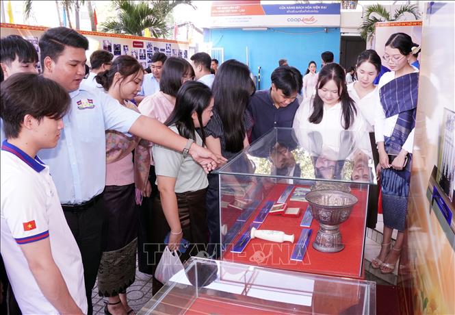 Các bạn sinh viên cùng tham quan trưng bày chuyên đề “Tình đoàn kết hữu nghị đặc biệt Việt Nam - Lào - Campuchia”. Ảnh: Trung Tuyến – TTXVN