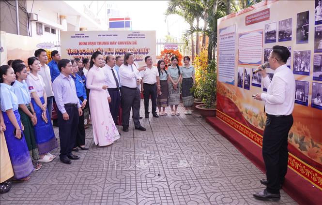 Quý vị đại biểu cùng các bạn sinh viên cùng tham quan trưng bày chuyên đề “Tình đoàn kết hữu nghị đặc biệt Việt Nam - Lào - Campuchia”. Ảnh: Trung Tuyến – TTXVN