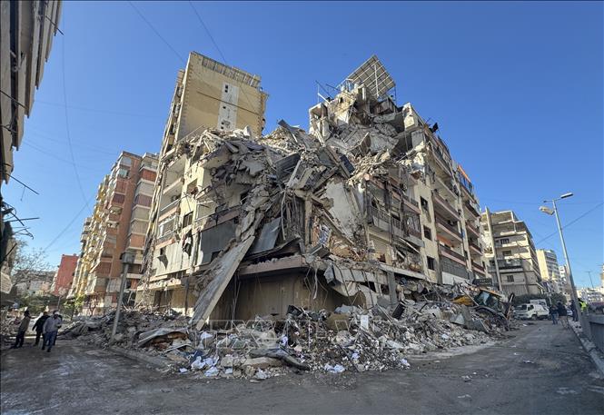 Toà nhà bị phá huỷ sau vụ không kích của Israel xuống ngoại ô thủ đô Beirut, Liban ngày 5/3/2026. Ảnh: THX/TTXVN