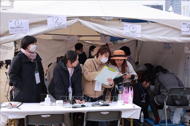 Các tình nguyện viên tại quầy tư vấn sức khỏe nhiệt tình tiếp đón và tư vấn sức khỏe cho những người Việt có nhu cầu. Ảnh: Nguyễn Tuyến - PV TTXVN tại Nhật Bản